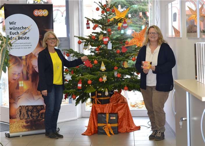 Caritas-Mitarbeiterin Ursula Schmitten und evm-Kundenberaterin Nina Frenzel freuen sich auf viele Besucher, die in Sinzig donnerstags und freitags zum Caritas-Wunschbaum kommen und Menschen unterstützen. Foto: E.T. Müller
