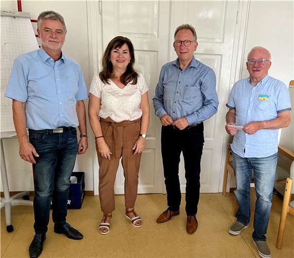 Caritasdirektor Eberhard Köhler, Schuldner- und Insolvenzberaterin Susanne Wilmer, CDU-Bundestagsabgeordneter Erwin Rüddel und Caritas-Vorsitzender Werner Hammes tauschten sich über Schuldner- und Insolvenzberatung aus.  Foto: Büro Erwin Rüddel
