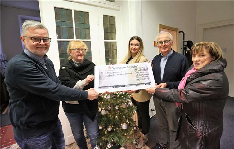 Caritasdirektor Eberhard Köhler, die Fachteamleiterinnen Ulrike Proft und Olga Scott sowie die Stiftungsvorstände Georg Schuhen und Christa Bergerhausen bei der Übergabe der Spende  Foto: Senatspräsident-Ecker-Stiftung