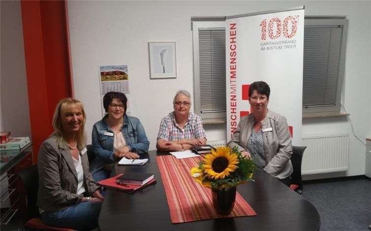 Caritasdirektorin Katy Schug (2.v.r.)begrüßt gemeinsam mit Edith Mohrs, Pflegedienstleitung im AHZ Treis-Karden (l.) und Hospizfachkraft Silvia Louboutin (2.v.l.) Beate Fatzaun (r.) und freut sich über die Verstärkung des Teams durch die neue Hospizfachkraft.privat