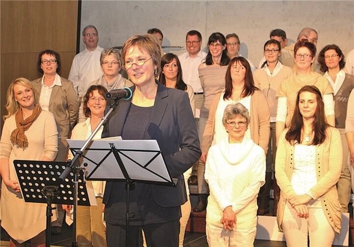 Caritasdirektorin Martina Best-Liesenfeld bedankte sich bei den Künstlern für ein begeisterndes Benefizkonzert.