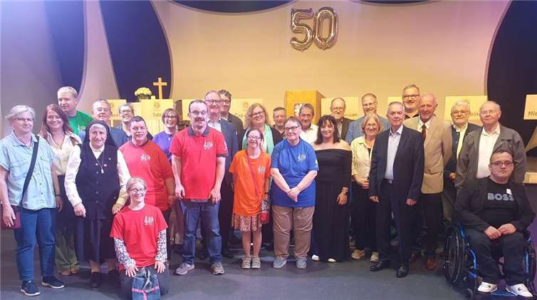 50 Jahre starke Arbeit für starke Menschen Caritasdirektorin Stefanie Krones, Geschäftsführer Armin Gutwald, die Leiterin der Begleitenden Dienste, Tanja Sprünker-Eraerds, der Werkstattratsvorsitzenden Egzon Isufi, die Frauenbeauftragten Yesim Dasbasi gemeinsam mit einigen Beschäftigten und Ehrengästen bei der rundum gelungenen Geburtstagsfeier der Caritas-Werkstätten Westerwald-Rhein-Lahn in der Unikat-Eventhalle in Siershahn. Foto: Caritasverband WWRL/Dagmar Theis