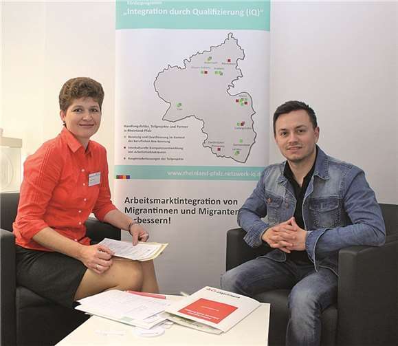 Caritasmitarbeiterin Irina Mertens im Gespräch mit einem Musiker aus Ungarn, der sein Uni-Studium anerkennen lassen möchte. privat