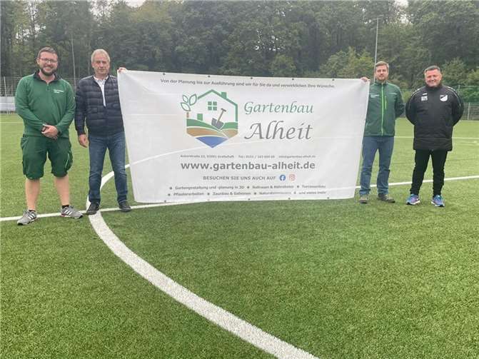Carl Alheit überreichte als Geschäftsführer der Gartenbaufirma Carl Alheit GmbH, gemeinsam mit einem Mitarbeiter der Gartenbaufirma ein Werbebanner.