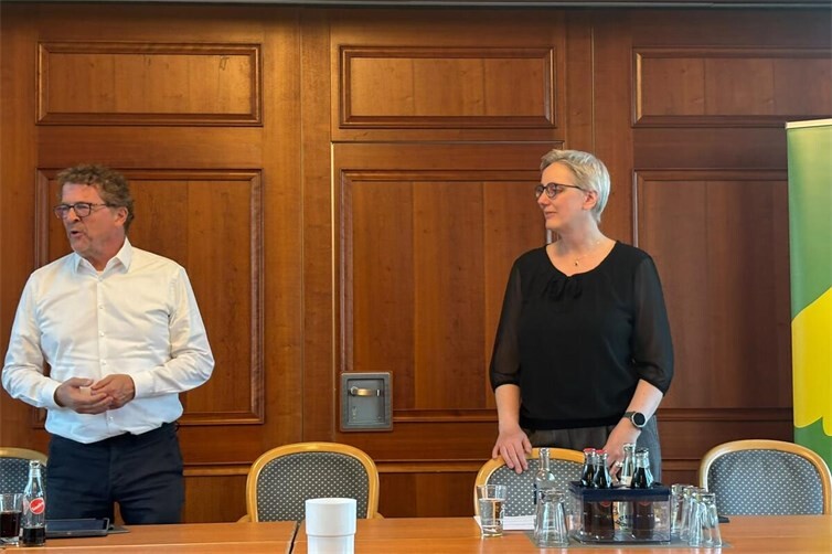 Carl-Bernhard von Heusinger, MdL, und Sabine Granzow, Sprecherin des grünen Ortsverbands, eröffnen den Austausch zu den Ergebnissen der Landtagswahlen im Osten