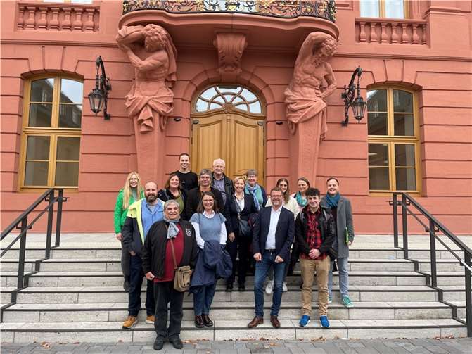 Carl-Bernhard von Heusinger mit der Besuchergruppe aus Mayen-Koblenz. Foto: Sonja Seyda