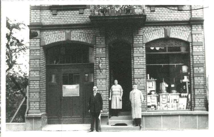 Carl Moses (li.) mit seiner Frau und einem Mitarbeiter, seinem Neffen Otto Jungmann vor seinem Stammhaus in der Jesuitenstraße. Moses Archiv