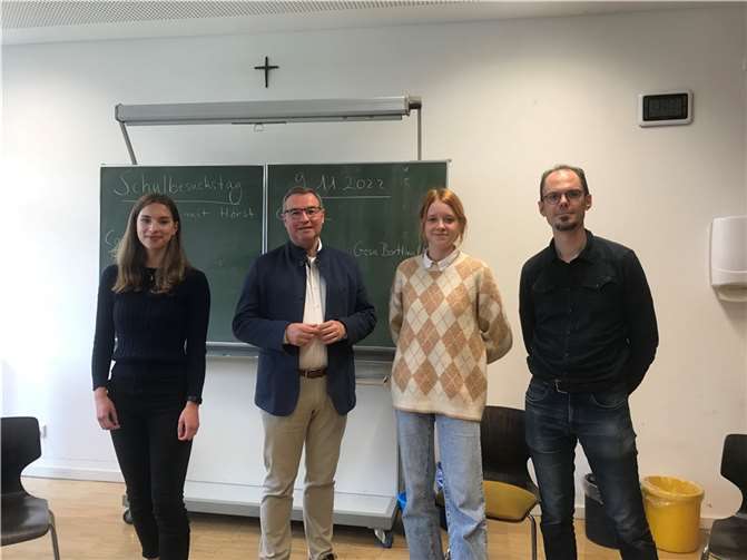 Carla Frömgen (MSS 11), Horst Gies, Gesa Bartling (MSS 11) und Sozialkundelehrer Dr. Torben Stretz.  Foto: Shamille Densing