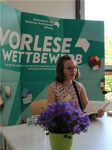 Carla Haeder liest beim Landesfinale in Mainz.  Sören Ahlhaus