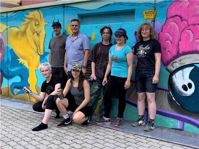 Carlotta Berlin, Lena Schnitzius, Maximilian Steffens, Maja Hauswirth, Göntje Müller, Lorin Kanou und Hanna Loosen haben die Chance genutzt und ihre Fantasie, ihre Talente und ihre Ansichten eindrucksvoll auf der 75 qm großen Wand unter beweis gestellt. Quelle: JuKuWe