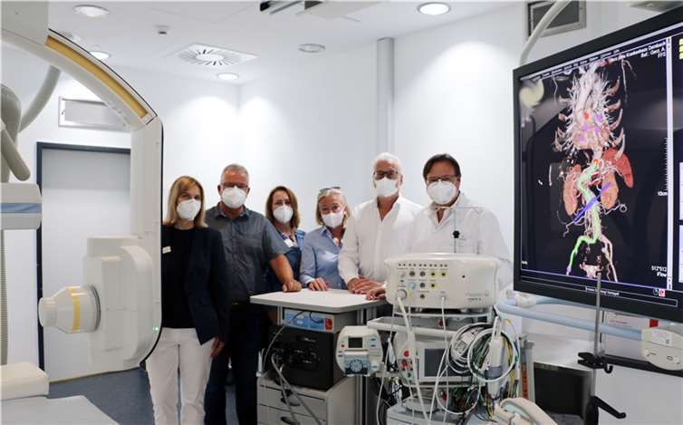 Carmen Elschner (Kaufmännische Direktorin), Andreas Quirmbach (Vorsitzender Förderverein), Astrid Eisenberg (Pflegedirektorin), Sabine Schnupp (stv. Vorsitzende Förderverein), Lutz Lakomski und Dr. Markus Reinartz (Chefarzt Medizinische Klinik I – Kardiologie) freuen sich über die neue ntersuchungseinheit. Foto: Herz-Jesu-Krankenhaus Dernbach