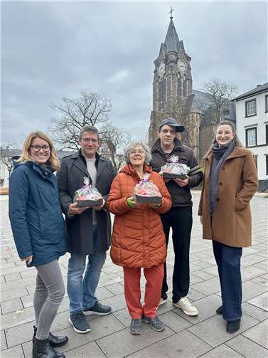 Carmen Redert (links) und Melina Manns (rechts) vom Neuwieder Stadtmarketing gratulierten (von lins) Sascha Waschke, Marion Fus und Swen Dietrich zur erfolgreichen Teilnahme an der Kürbis-Gewinnspielaktion.  Foto: Stadt Neuwied / Ulf Steffenfauseweh