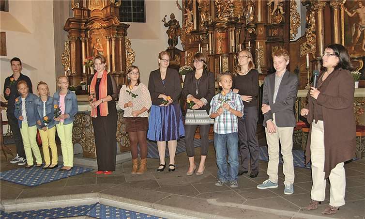 Carmen Scheuren (rechts) stellt die Phalanx der jungen Musiker und Sängerinnen der „Abendmusik“ vor. Von links: Friedrich Steffes-Iay, das Violinistinnen-Trio Lenya Lenz, Eva Maria Prinz und Letizia Geef, Edda Hornberger, Vanessa Wolff, Marina Friis, Christina Schuster, Jan Zingsheim, Juliane Hanke, Marc-André Willemsen.FA