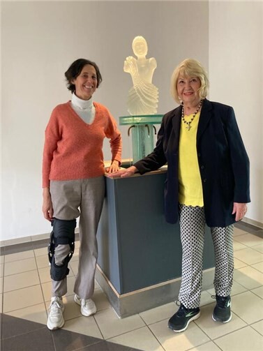 Carmen Supply im Gespräch mit Annegret Sattler, Vorsitzende des Fördervereins der Römer Therme.  Foto:privat