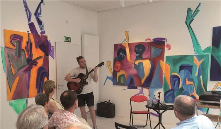 Carol Charlier setzte musikalische Akzente mit eigenen und gecoverten Songs auf der Gitarre. Privat