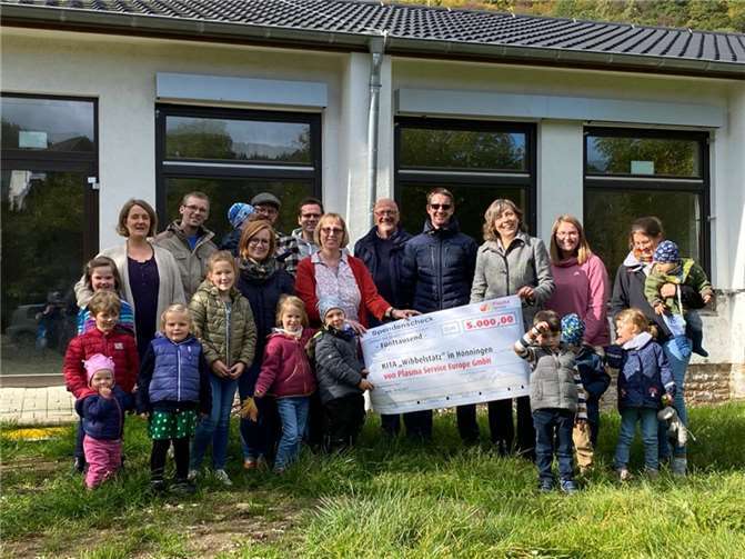 Carola Lipps (Zentrumsleiterin der Plasma Service Europe Köln) überreichte die Spende im Beisein von Ortsbürgermeister Jürgen Schwarzmann an die Leiterin der Kindertagesstätte Susanne Kny.Foto: privat