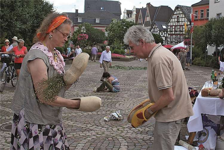 Carola Willbrand und Mark Met traten zeitweilig gemeinsam mit ihren Holschuhen auf.
