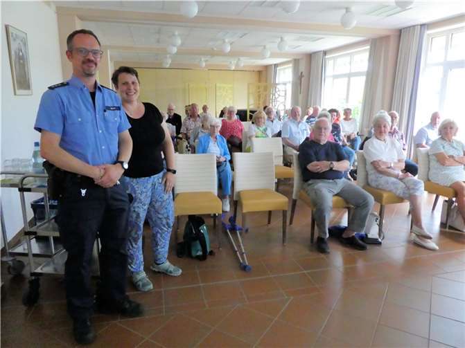 Carolin Blum informierte über Enkeltrick und Schockanrufe.  Foto: Harald Trinkaus