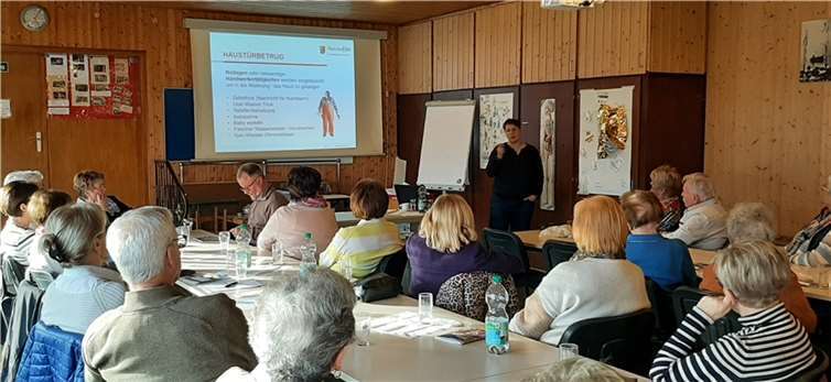Carolin Blum vom Polizeipräsidium Koblenz bei ihrem Vortrag im DRK-Heim in Mendig.  Foto: privat