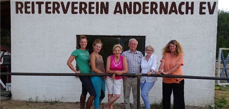 Carolin Geier, Nadine Heuser,Inge Neumann, Josef Scheid,Mechthild Ihrlich,Claudia Herbst-Heuser (von links nach rechts)privat