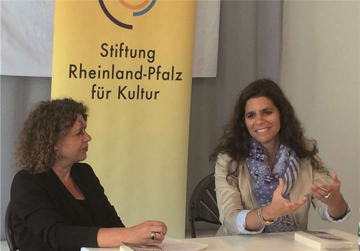 Carolin Gilbaya bei ihrer Lesung in Landau. privat