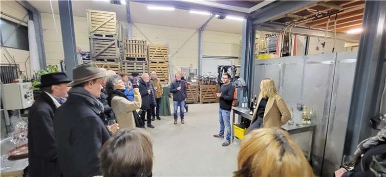 Carolin Groß (rechts) und Niklas Körtgen (2. v. rechts) im Kreis der Ahrtal-Gästeführer im Weingut Körtgen. Foto: Ahrtalgästeführer