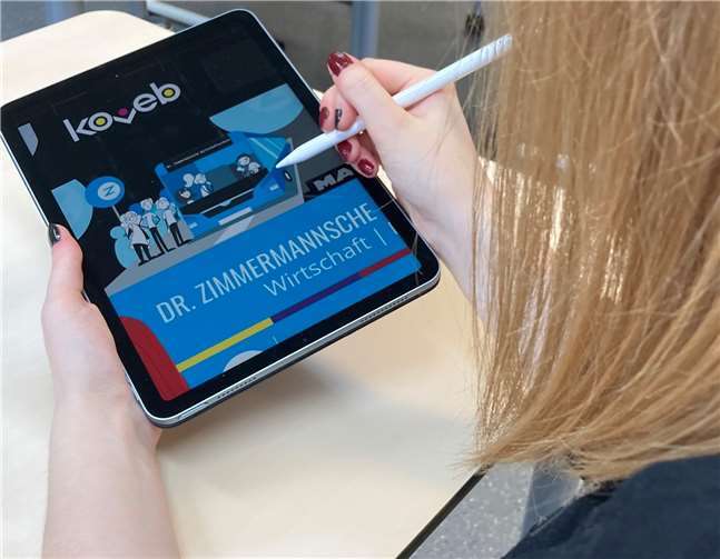 Carolin aus der HBF Mediendesign erstellte eine Zeichnung, die schon bald in ganz Koblenz zu sehen sein wird.Foto: Dr. Zimmermannsche Wirtschaftsschule