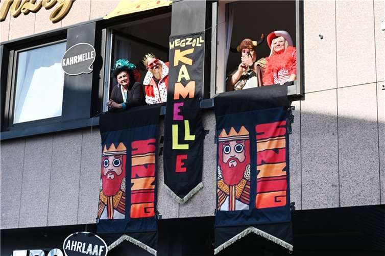 Carolin und Michael Baus waren in die Rollen Beatrix von Burgund und Barbarossa geschlüpft. Foto: RASCH