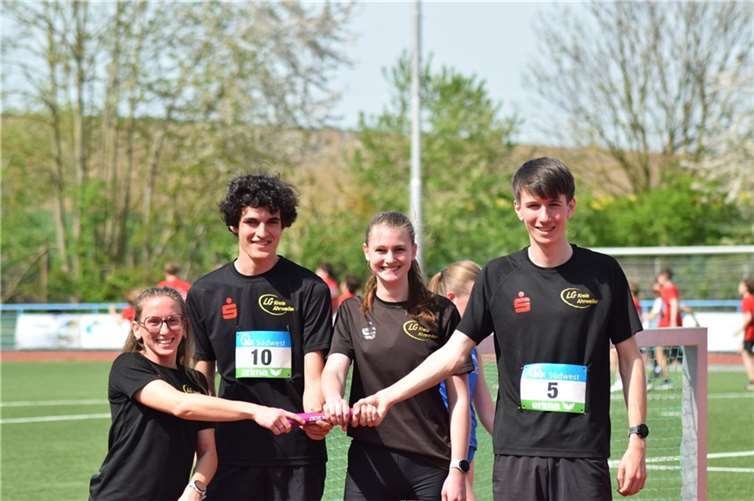 Carolina Menrath, Moritz Müller, Isabella Zavelberg und Kilian Jüris (v.l.) sichern sich die Silbermedaille über 4x400 Mixed. Foto: privat