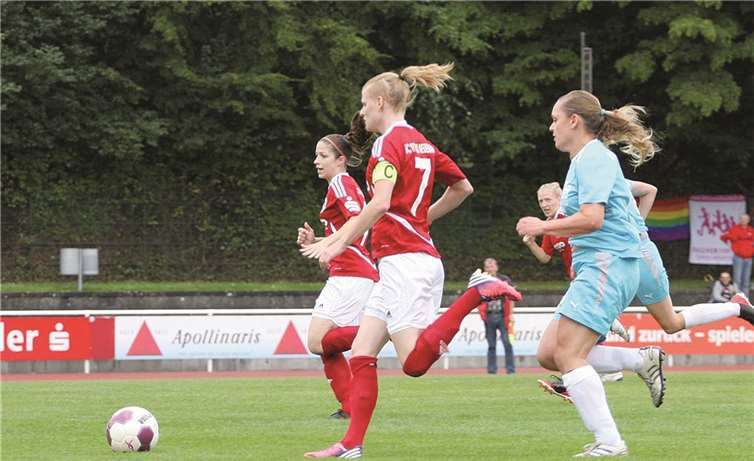 Caroline Asteroth (7) auf dem Weg zum alles entscheidenden Tor. Guido Kölzer