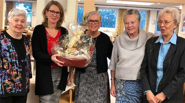 Caroline Hillesheim, Leiterin des Augustinums (2. v. l.) freute sich über den Präsentkorb. privat