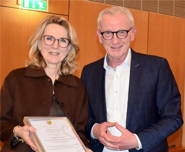 Caroline Hillesheim mit Bürgermeister Guido Orthen.  Foto: privat