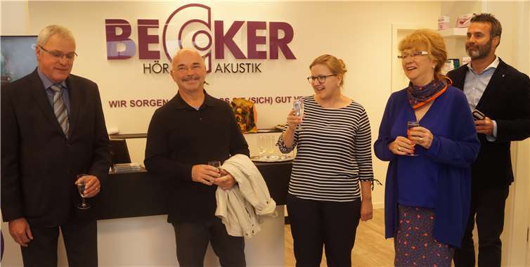 Caroline Juferew bat die Anwesenden das Glas zu heben mit den Worten: „Auf dass die Menschen in Höhr-Grenzhausen ihrem Namen alle Ehre machen, indem sie gut hören und verstehen. Wir kümmern uns drum!“