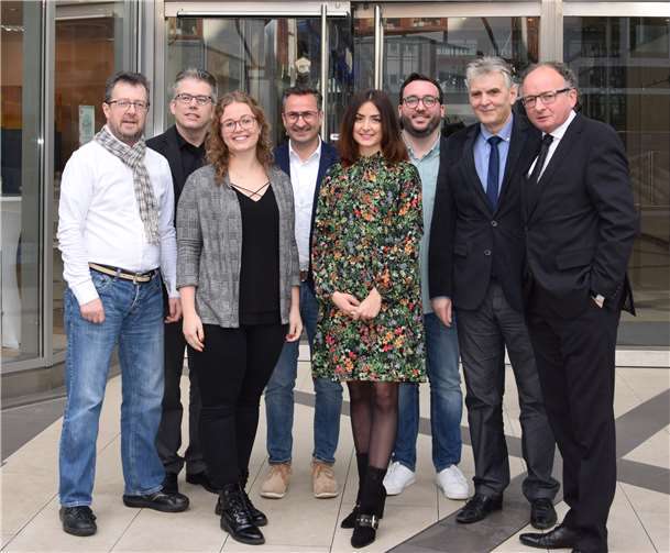 Caroline Müllers (4. v. r.) ist die neue Projektkoordinatorin des „First Friday“. Thomas Manstein (AAA), Christian Heller, Geschäftsführer Andernach.net, Cara Küpper, Hans Schällhammer (AAA) Hannes Mager, Kulturamtsleiter, Bürgermeister Claus Peitz und Oberbürgermeister Achim Hütten (v. l.).Foto: UBU