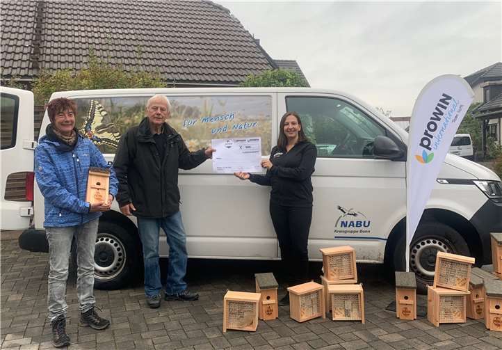Caroline Notti von proWIN überreicht eine Geldspende und Nisthilfen an Peter Meyer und Vera Bauer von der NABU Kreisgruppe Bonn.Foto: privat