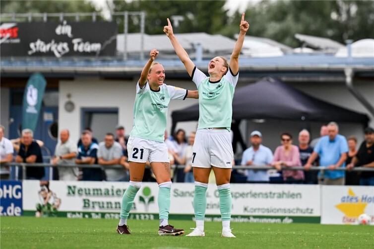 Caroline Schraa bereitete das 1:0 vor und erzielte in der 86. Minute den Siegtreffer zum 2:1 der SG 99 Andernach beim SC Sand. Neben ihr jubelt Isabel Pfeiffer, die im ersten Durchgang den Elfmeter für die SG 99 herausholte.