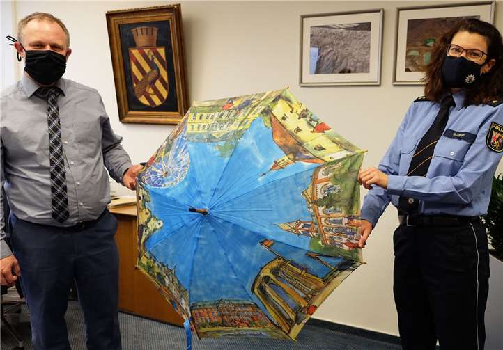 Caroline Schug erhielt von OB Jan Einig als Abschiedsgeschenk einen Neuwied-Regenschirm. Foto: privat
