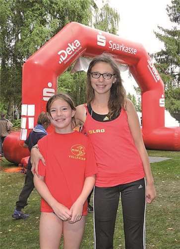 Caroline und Celine glücklich im Ziel.