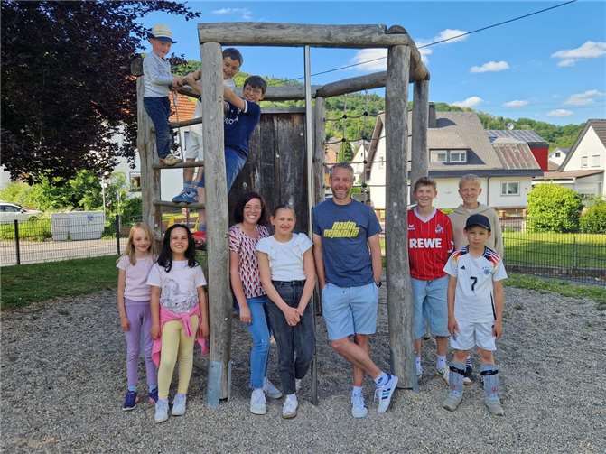 Buntes großes Kinderfestival geht am 7. Juni in Westum über die Bühne CarolineSommersberg (3. v. l.) und Thomas Wittenborg (4. v. r.) freuen sich mit allen Kindern schon auf das Sommerfestival und das barrierefreie Spielgerät. Foto: privat