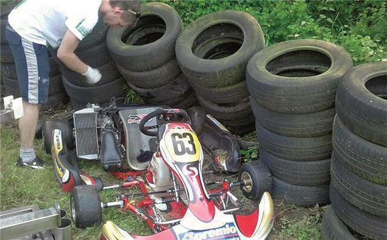 Carrera Hack krachte mit ihrem Kart ungebremst in diese Streckenbegrenzung. Heidfeldracing