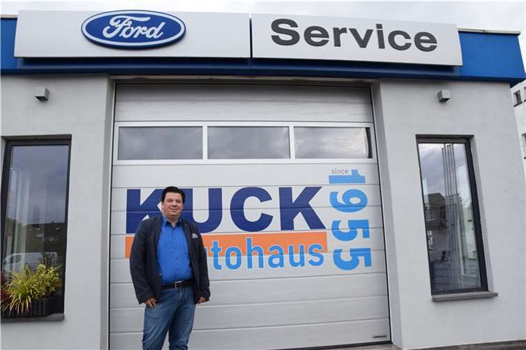 Carsten Daub, Inhaber Ford Autohaus Josef Kuck in Mendig freut sich auf die Autoschau anlässlich des Bratapfelsonntag am 7 November. Foto: UBU