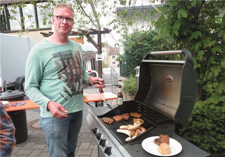 Carsten Daub hatte beim Grillen am Samstagabend alle Hände voll zu tun.
