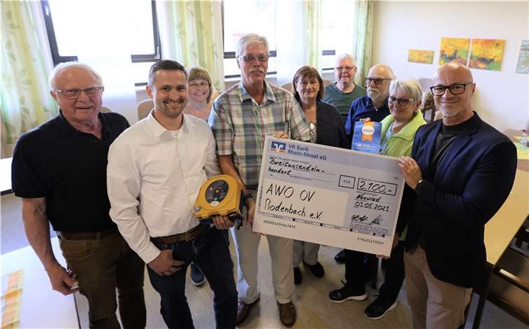 Carsten Groth von der Firma LISOmed (2.v.li.), AWO-Vorsitzender Uwe Preis (4.v.li.) und Roland Schätzle Teamleiter der Geschäftsstelle Oberbieber (re.) freuten sich mit Dorftreff-Besuchern über die Anschaffung.  Foto: Jörg Niebergall.