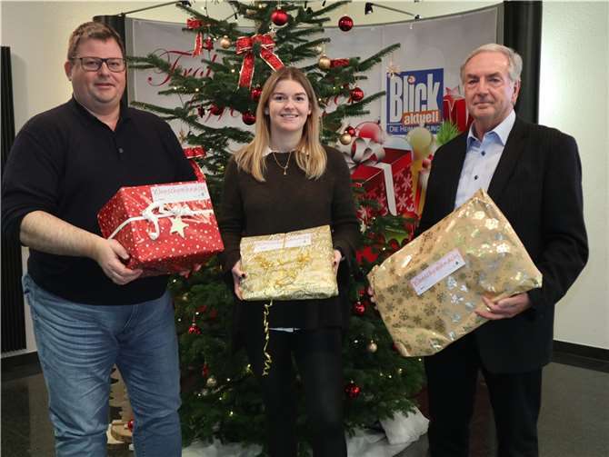 Carsten Jacob (li.) und Dietrich Holz (re.) von der Bürgerstiftung Remagen gemeinsam mit Linda Krupp, Organisatorin der BLICK aktuell-Wunschweihnacht.  Foto: CF
