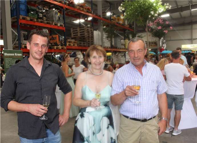 Carsten Kraus, Hannelore und Franz-Josef Kraus beim Generationswechsel der Firma Blumen Kraus. -WK-