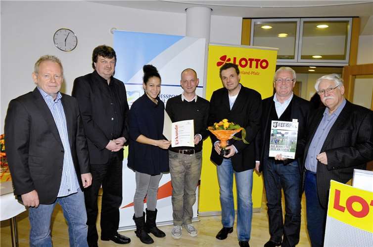 Carsten Liersch erhält aus den Händen von Fußball-Weltmeisterin und Fußballerin des Jahres Celia Okoyino da Mhabi die Siegerurkunde für den Ersten Platz sowie einen Geldpreis. Weiterhin sind zu sehen (v.re.) FVR-Verbandspräsident Walter Desch, Vorsitzender Bernd Krayer, Geschäftsführer Jörg Marx sowie v.li. LSB-Vizepräsident Dieter Kriegerund der zweite Vorsitzende Harald Heinemann. Peter Seydel