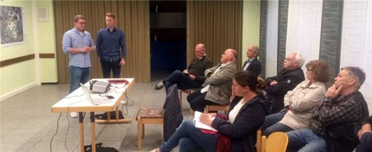 Carsten Lohre und Stefan Porz erläuterten den interessierten Frankener Bürgerinnen und Bürger die Erfordernisse zum Schutz vor künftig zu erwartenden Starkregen. Foto: privat