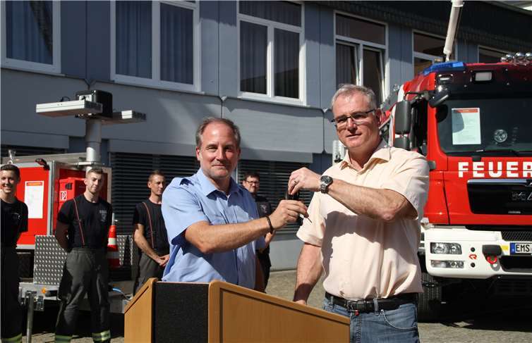Carsten Reifert (Wehrführer) und Uwe Bruchhäuser (Verbandsbürgermeister) bei der Schlüsselübergabe.
