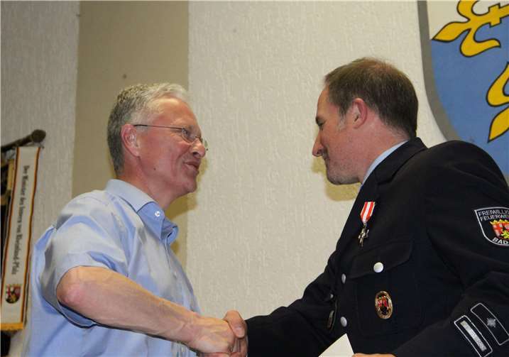 Carsten Reifert wurde mit dem silbernen Verdienstkreuz am Bande überraschend ausgezeichnet.