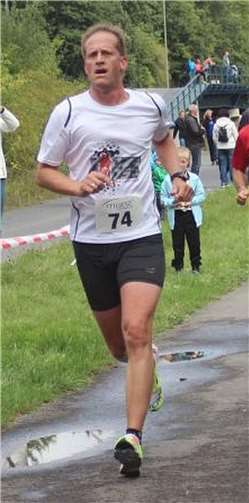 Carsten Renner kurz vor dem Ziel beim Bahnhofslauf in Wallmerod. privat